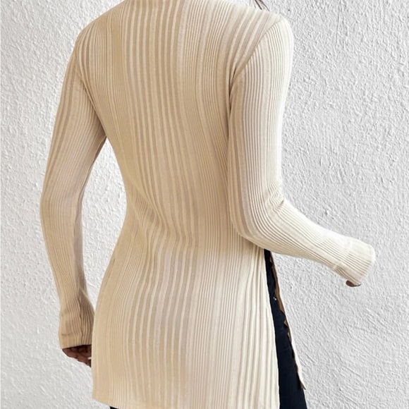 Split hem top - Picture 2 of 3